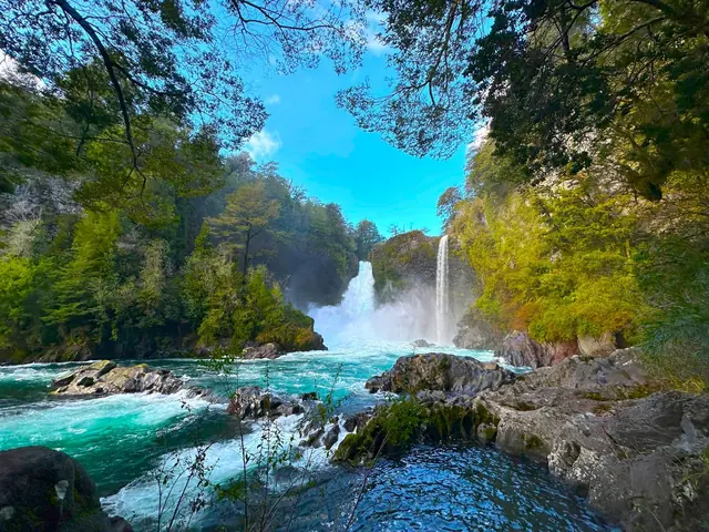Cascadas, rocas y río de aguas turquesa rodeados de bosque