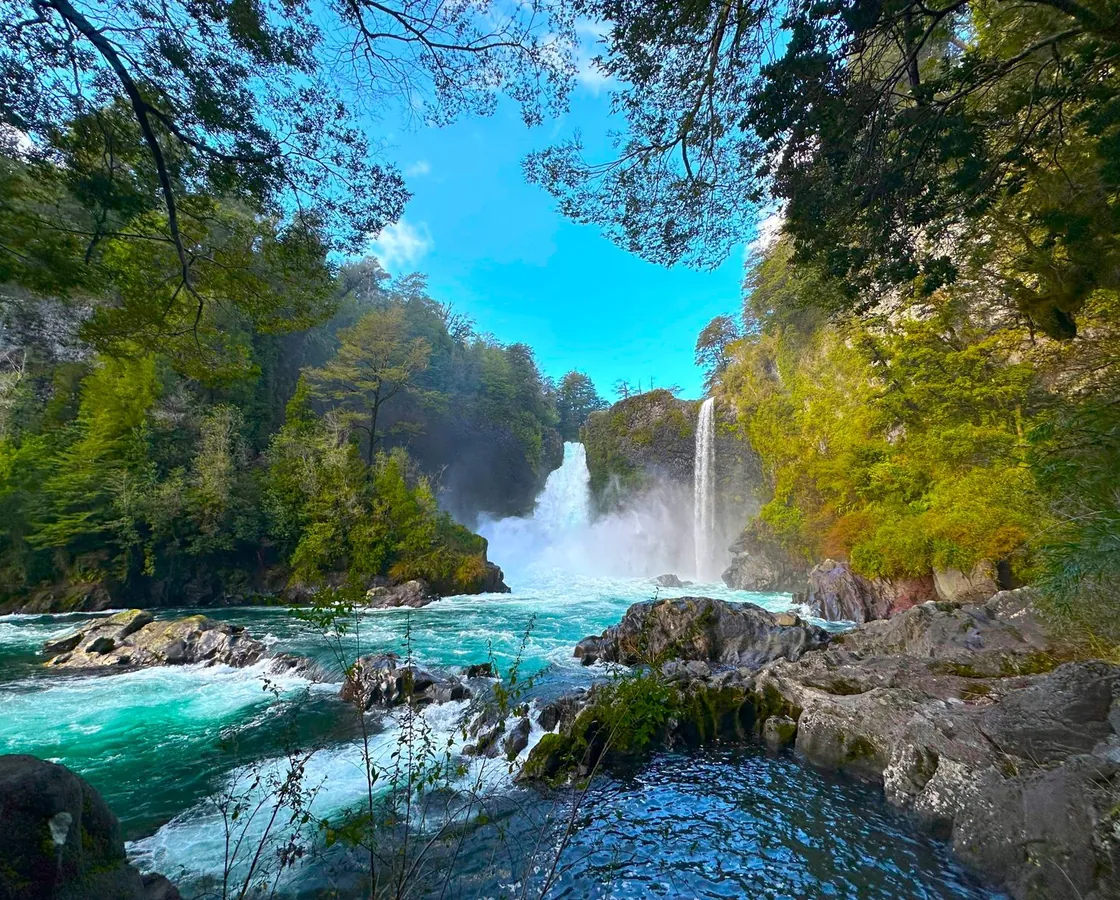 Cascadas de Huilo Huilo rodeadas de bosque y aguas turquesas