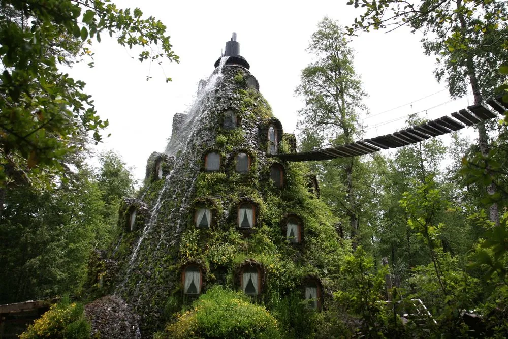 Montaña Mágica, su arquitectura cubierta de vegetación y el puente suspendido